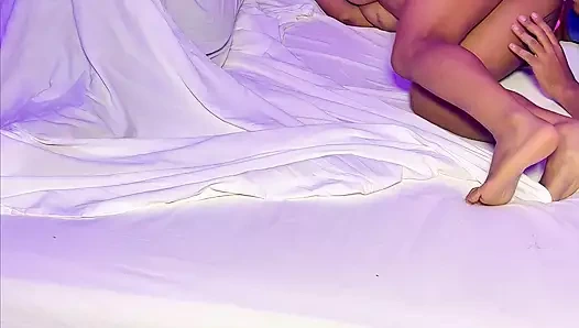 İri göğüslü üvey anne leyne rodriguez azgın üvey oğlu tarafından aldatılan kocasının önünde sikiliyor