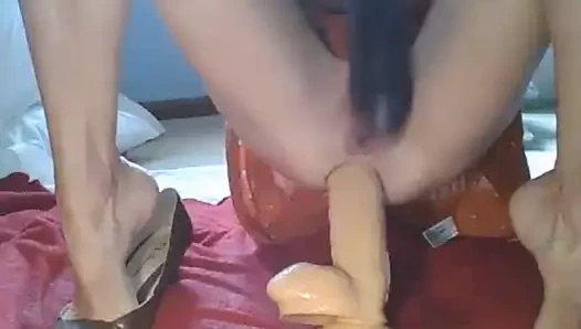 Birden çok fışkıran sarsıcı orgazm için oyuncaklarla oynamak