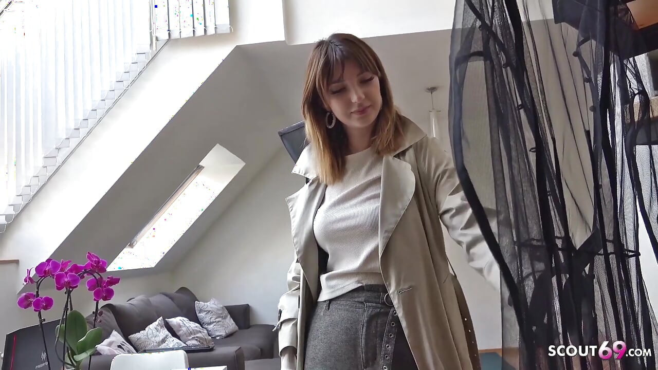 Sarkık memeli genç Kristin sokakta oyuncu seçmelerinde sert anal seks yapıyor