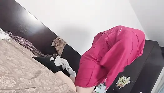 Seksi Latin Deniyor Ve Kıyafetlerini Kesiyor.