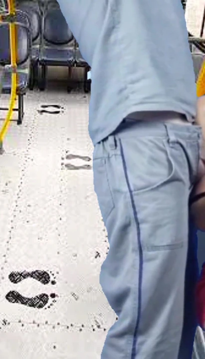 İşçi otobüste yarağı alıyor ve kadınları itiyor