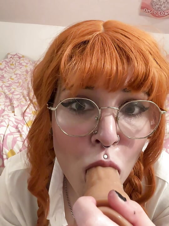 Bayan Ruby sen olmayı dileyerek dildo emiyor