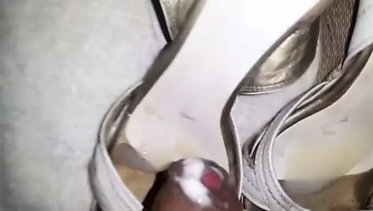Kız kardeşimin ayakkabılarına boşalma, leche en sandalias