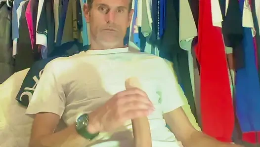 Mike okşuyor