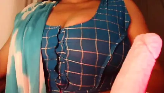 Dildo sikişiyor amcık parmaklıyor göğüslerini gösteriyor