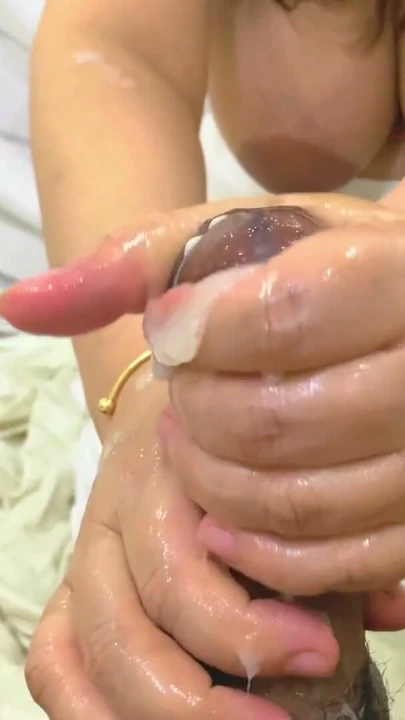 Seksi spor sutyen giyen büyük memeli üvey kız kardeşimden şimdiye kadarki en iyi elle muameleyi alıyorum, o büyük bir boşalma alıyor | Klip 3