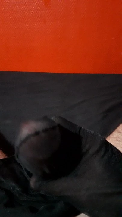 Branlette dans un collant noir