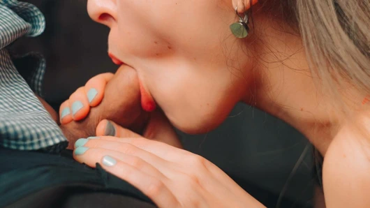 Üvey kız kardeşim diliyle nazikçe horozumu okşuyor. yakın çekim oral seks ve ağzına boşalmak. 4k video