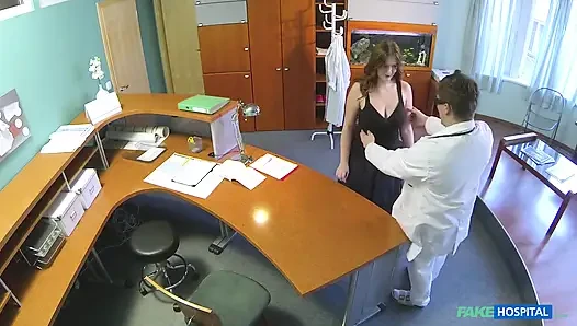 Fake hospital - çarpıcı kızıl saçlı Helen sert seks yapmadan önce hastane ofisinde iş güvenliği için sakso çekiyor