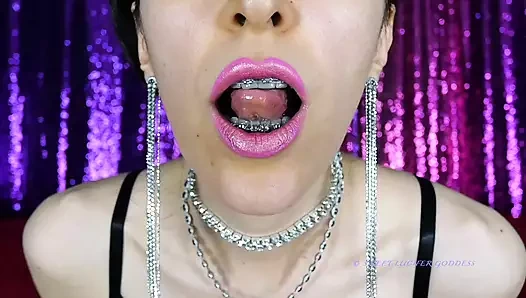 Parlak dudaklar ve yağlanmış küçük memelere tapma