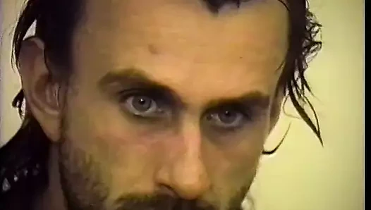 Uzun saçlı ve fit vücutlu muhteşem ahbap çıplak göğüslü arkadaşını emiyor