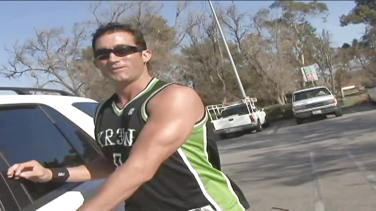 Orta yaşlı seksi kadının ıslak amcığı büyük bir yarak için tamamen açık