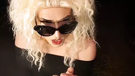 Jennifer lee cd daha fazla sürtük sigara içen güneş gözlüğü