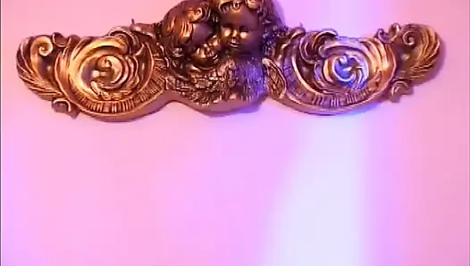 İç çamaşırlı ateşli orta yaşlı seksi kadın büyük yarakla sikiliyor ve file çoraplara boşalıyor