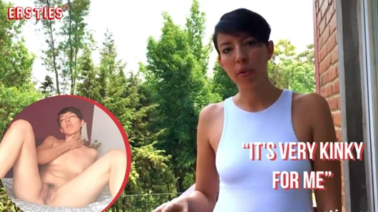 Ersties - seksi bebek büyük bir oyuncakla mastürbasyon yapıyor