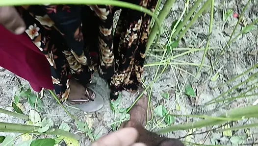 Jüt tarlasındayken onu siktim ve çok eğlendim, sonra vajinasına boşaldım.