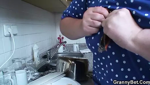 Yaşlı sarışın olgun kadını alıp götürüp domaltarak sikiyor