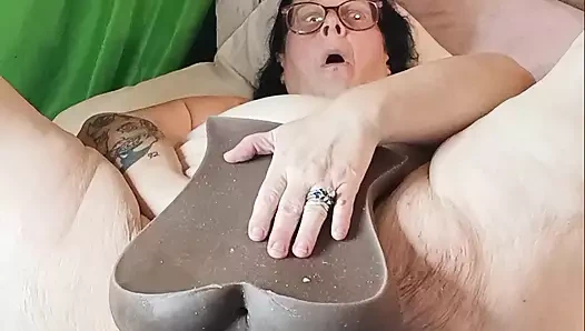 Şimdi onun sıkı aasswhats içinde çok şişe?