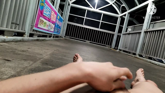 Мастурбирую на мосту на улице ночью