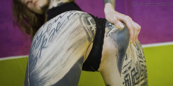 Mürekkepli genç kız lezzetli amcığını doldurma arzusu