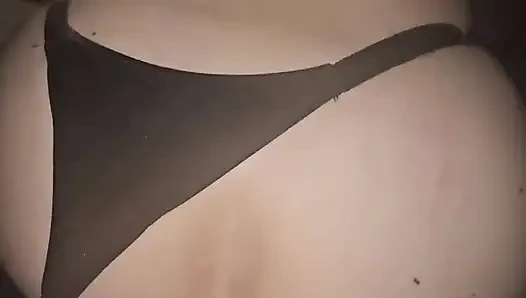 Dışarıda Bir Kürekle Vajinamı ve Popomu Sikiyor