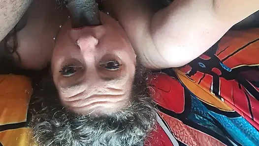 İri güzel kadın itaatkar sürtük büyük zenci yarağı tarafından sert bir şekilde yüzünü sikiyor