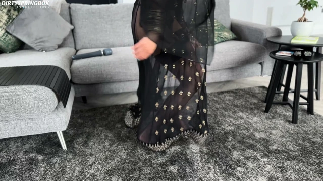 Tesettürlü misafirhane sahibi vibratör buluyor ve boşalıyor