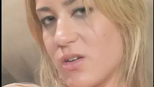 iki dildos ve horoz ile inanılmaz aç ve öfkeli sarışın üçlü anal