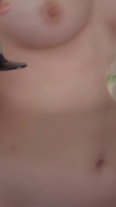 Üvey kız kardeşler havuz partisi için mojito hazırladı
