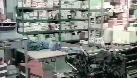 Sapık sarışın erkek delisi tarafından sulu göğüslerini emdiriyor, sonra pembe amcığı yalıyor