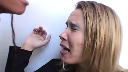 Aşırı kızlara işiyor ve yutuyor