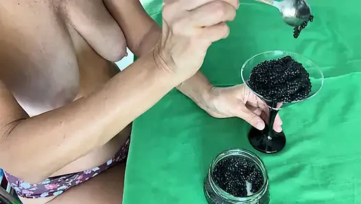 Olgun üvey anne damızlık boğa sağıyor yemek fetişi.