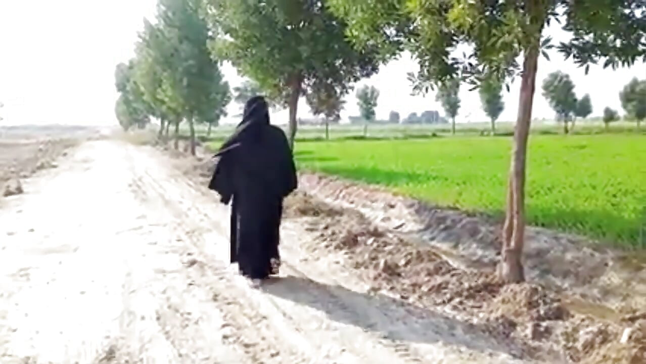Hintli köylü desi liseli kız ormanda seks viral video, Hintli kız sert seks mms, desi liseli kız seks