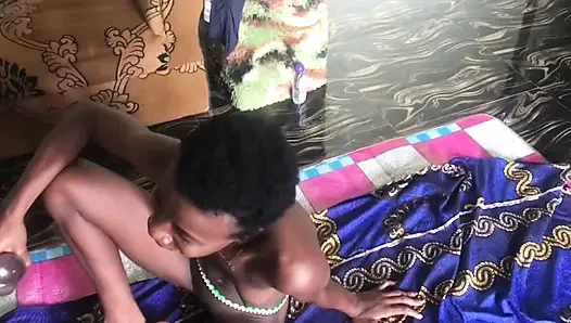 Üvey kızıma dildo kullanmayı öğretiyorum. İlk kez