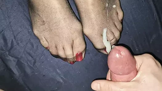 Siyah külotlu çoraplı yüzük ile kırmızı ayak parmaklarına boşalma