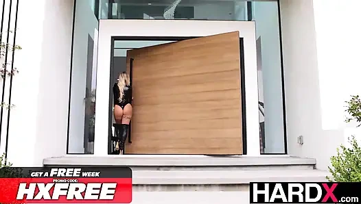 HARDX - идеальная блондинка принимает хардкорную долбежку киски