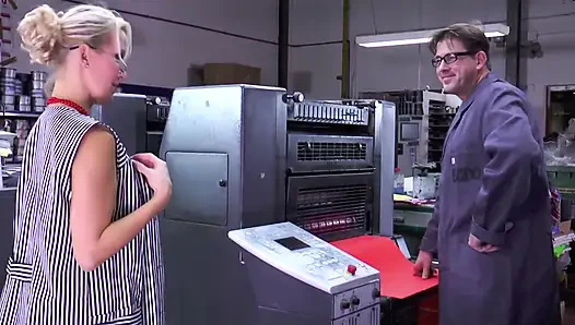 Fileli güzel sarışın sikicisinden gırtlağına kadar alıyor