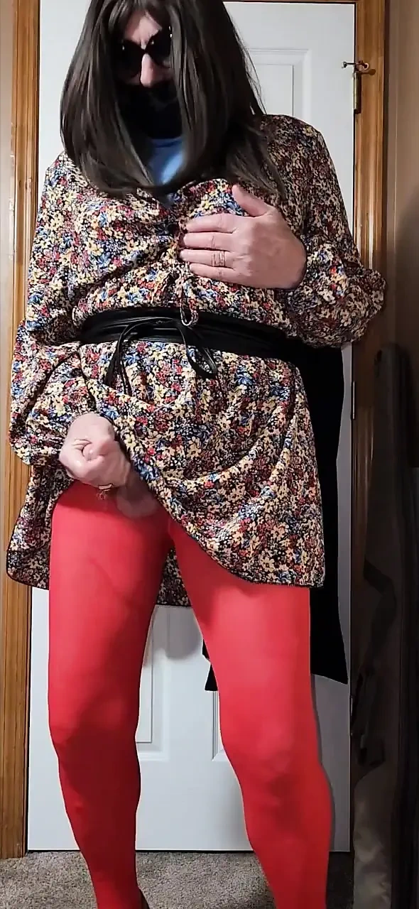 Cd azdırıyor, mastürbasyon yapıyor ve külotlu çorabıma ve elbiseme boşalıyorum.