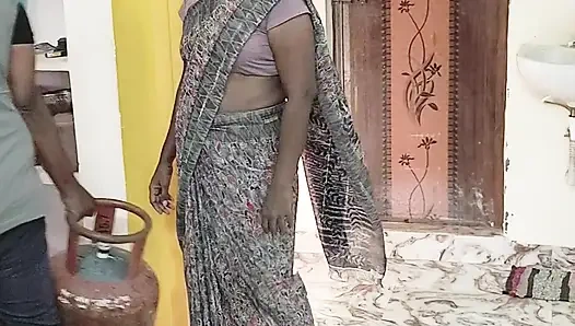 House Wife Fucks the Gas Cylinder Delivery Boy