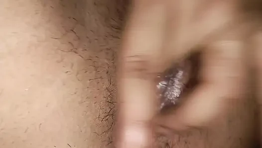Hintli desi ateşli kız parmaklıyor ve ateşli göğüslerini gösteriyor