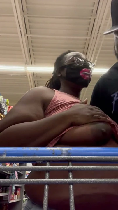 Nookiescookies Walmart'ta meme uçlarını gösteriyor | Klip 2
