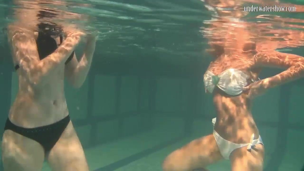 Sıcak civcivler irina ve anna swim çıplak içinde the havuz