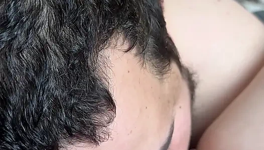 Kız arkadaşını dışarıda yalıyor