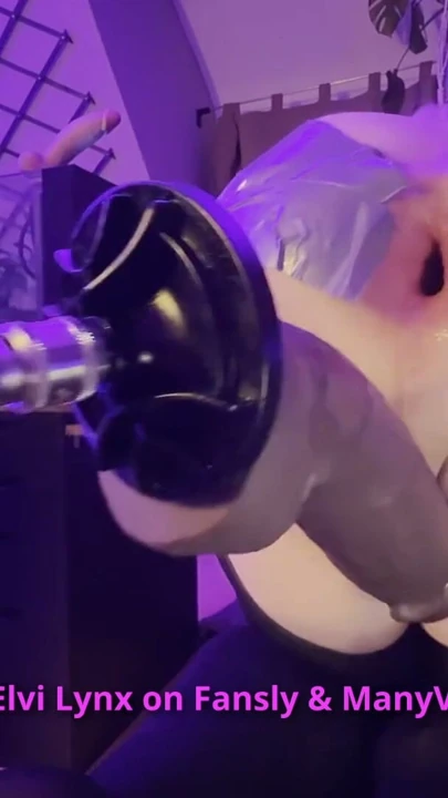 Sissy Elvi Lynx, BBC dildo ve fuck machine ile genişlemiş göt deliğini mahvediyor. | Bölüm 1