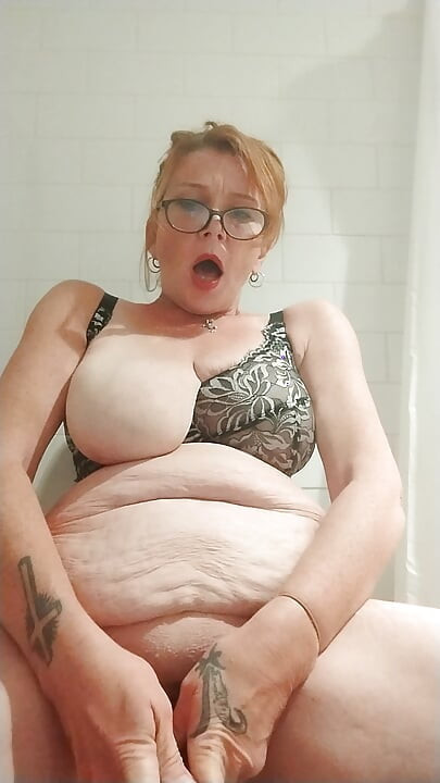 AZGıN YALNıZ ORTA YAŞLı SEKSI KADıNıN GÖTÜNÜ DOLDURMAYA IHTIYACı VAR!