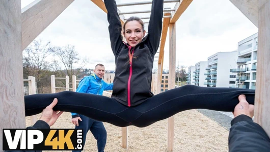 HUNT4K. She ripped her leggings and sucked stranger's cock in front of her BF for new ones