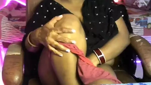 Seksi köylü kız göğüslerine bastırarak ve seks oyuncağını amına sokarak amını okşuyor.