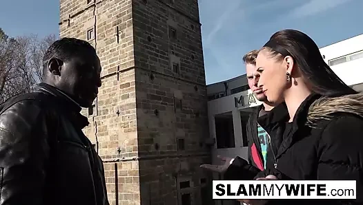 Ateşli evli kadın erkeğinin önünde götünden sikiliyor