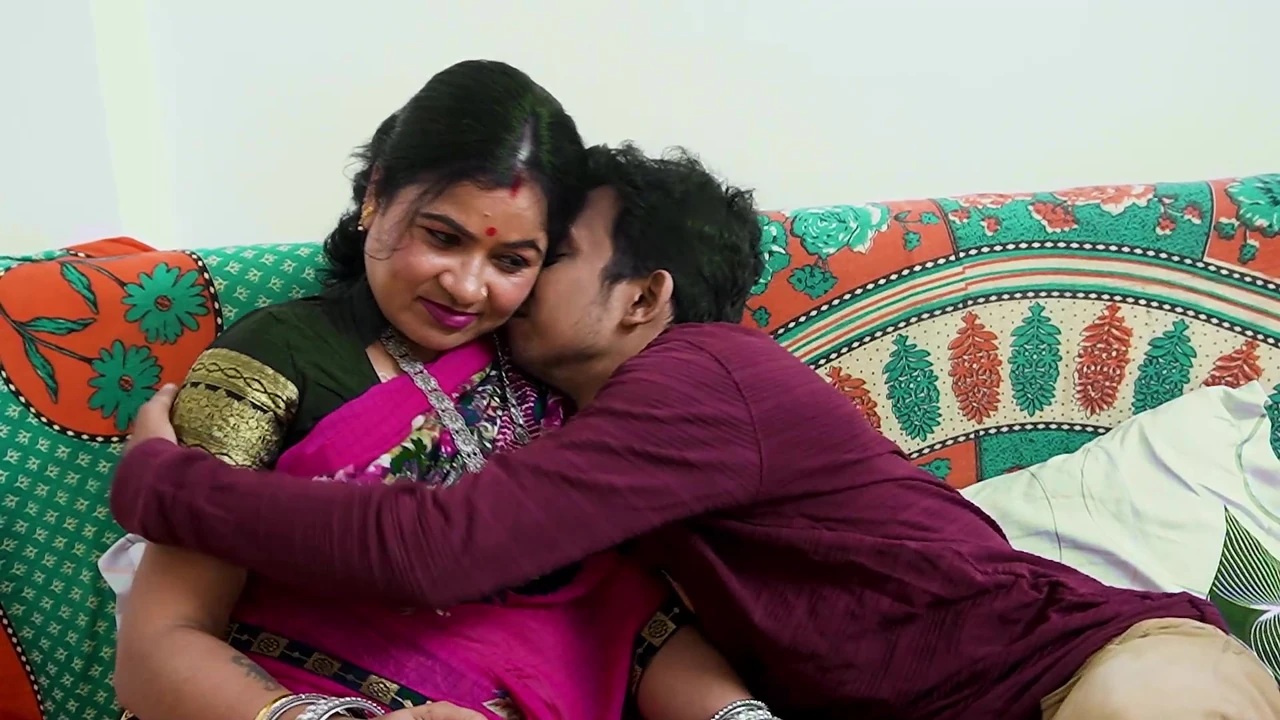 सेक्सी आंटी रोमांटिक सेंस अपने देवर जी को देखती है और चुदाई में शामिल होती है, हार्डकोर तीन लोगों वाली चुदाई