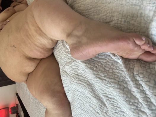 Ateşli orta yaşlı seksi kadın siyah yarak taşakları için aç. Sapık fetiş fantezisi genç erkek avcısı orta yaşlı seksi kadın